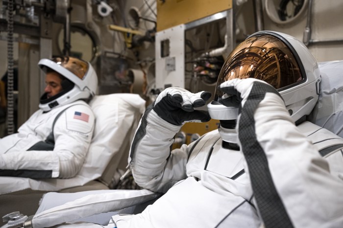 Polaris dawn private spacewalk crew dragon spacex