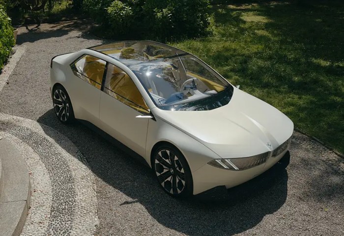 Bmws vision neue klasse x has a car wide screen and a joy brain